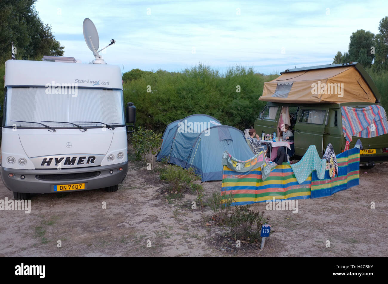 Un campervan VW à côté d'un camping moderne Banque D'Images