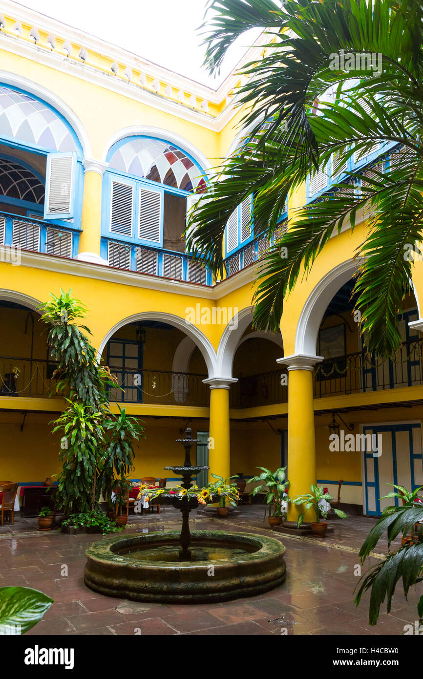 Cour intérieure de l'Casa del Marqués de Aguas Claras, restaurant, palace de l'époque coloniale, la plaza de la Catedral, vieille ville historique de La Havane, centre, Habana Vieja, Cuba, les Grandes Antilles, dans les Caraïbes, en Amérique centrale, l'Amérique, Banque D'Images