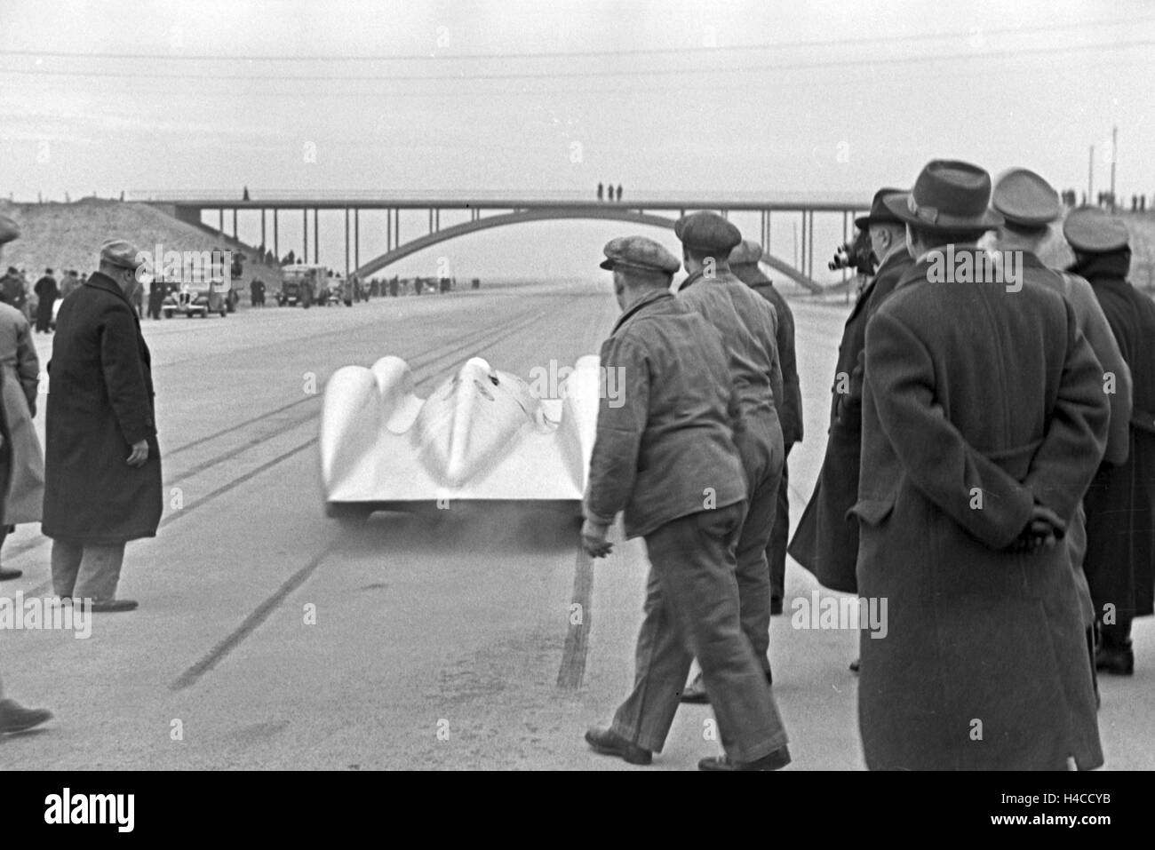 Voyage pour le début du monde avec Mercedes Benz W 125, l'Allemagne des années 1930. Démarrage de l'essai record du monde avec la Mercedes Benz W 125, l'Allemagne années 30 voir. Banque D'Images