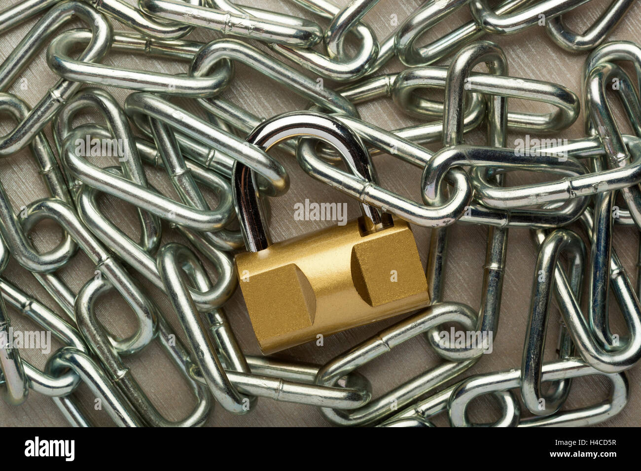 Entouré par un cadenas métal chaîne Banque D'Images