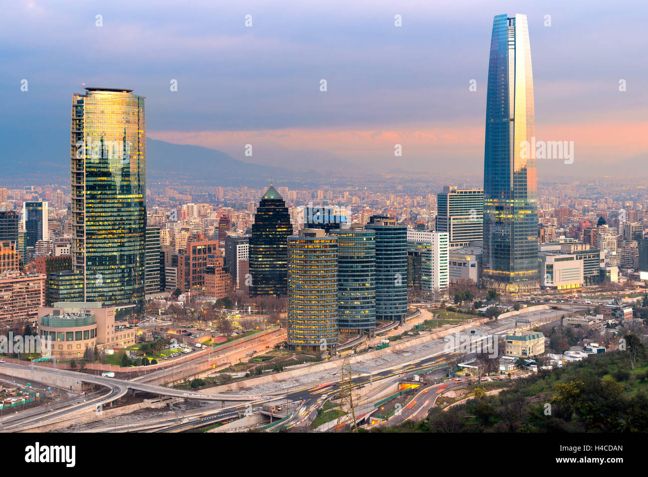 Toits de Santiago du Chili avec immeubles de bureaux modernes au quartier financier de Las Condes. Banque D'Images