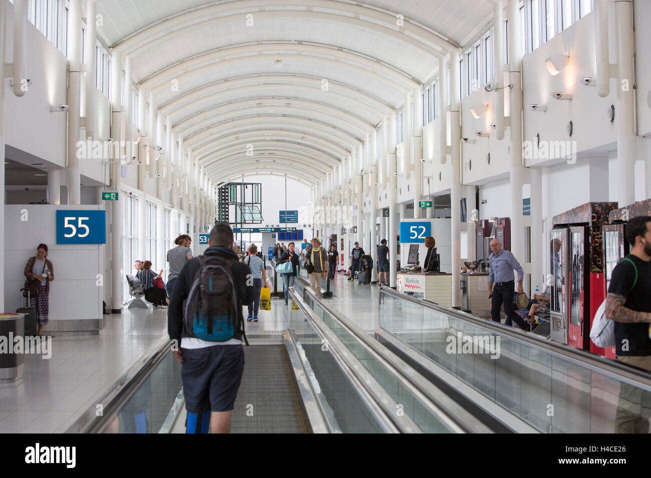 Sydney, aéroport Kingsford Smith, plan interne du terminal de l'aéroport domestique, passagers sur l'escalier roulant du voyageur, Nouvelle-Galles du Sud, Australie Banque D'Images
