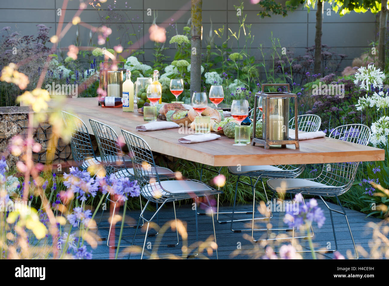 Hampton Court Flower Show 2014, la Vestra Wealth jardin, des. Paul Martin. Ensemble table et chaises modernes pour un déjeuner léger à l'extérieur Banque D'Images