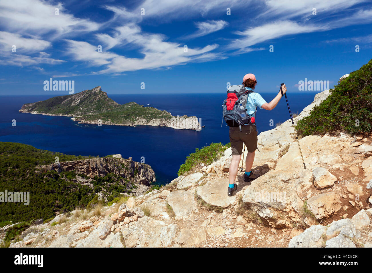 Une femme marche dans le pays montagneux au-dessus de Sant Elm, également San Telmo, côte ouest l'île de Majorque, Îles Baléares, Espagne, Europe Banque D'Images