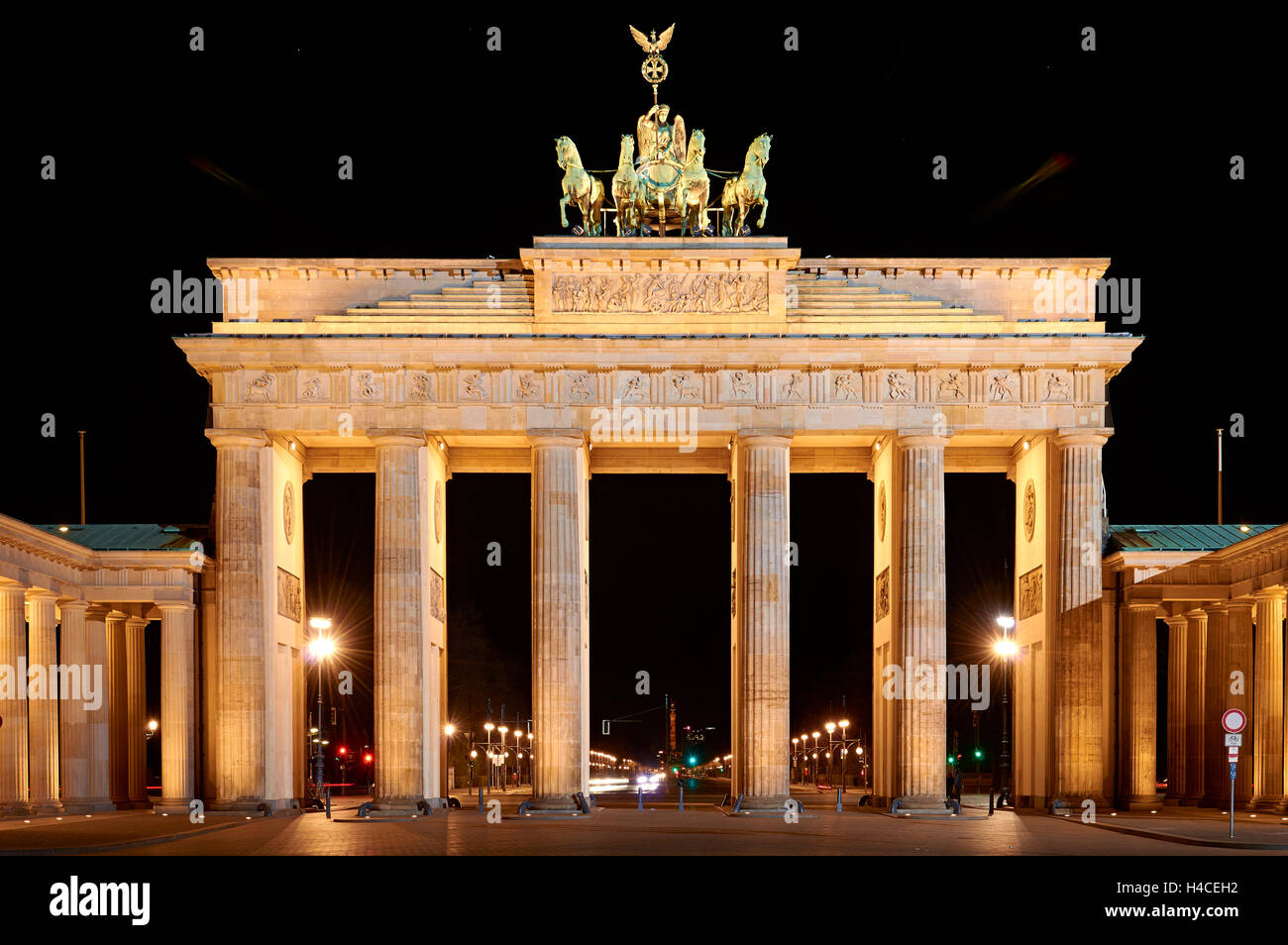 La République fédérale d'Allemagne, Berlin, la Porte de Brandebourg, quadrige, photo de nuit, Pariser Platz Banque D'Images