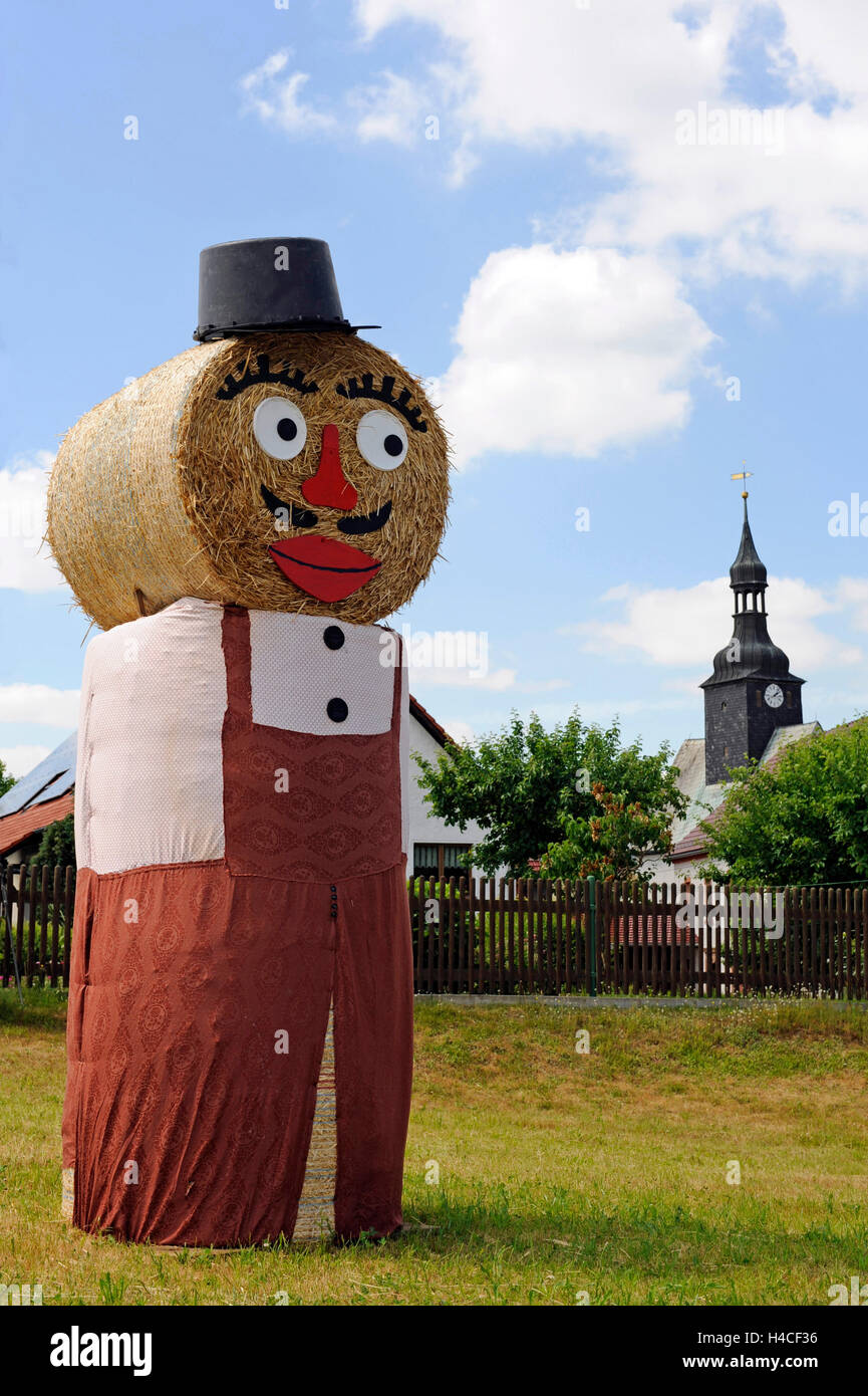 La paille, l'épouvantail, balles rondes, funny, entrée du village, le temps de la récolte, sur mesure, en milieu rural, la vie du village Banque D'Images