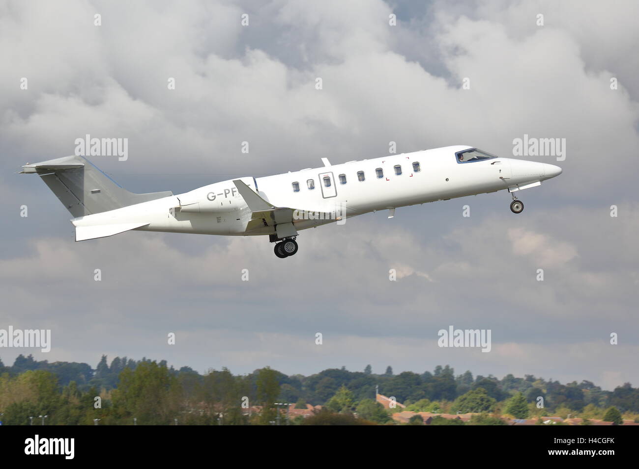 Bombardier Learjet 45 G-PFCT de prendre à l'aéroport de Luton, Royaume-Uni Banque D'Images