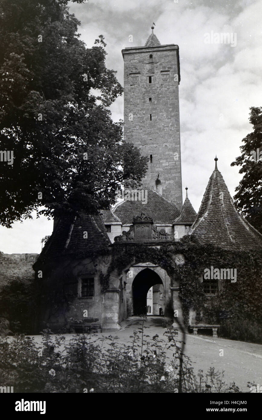Das mit dem Burgtor großem Torturm à Rothenburg ob der Tauber, Allemagne Allemagne Années 1930 er Jahre. La porte du château avec la grande tour à Rothenburg ob der Tauber, Allemagne 1930 Banque D'Images