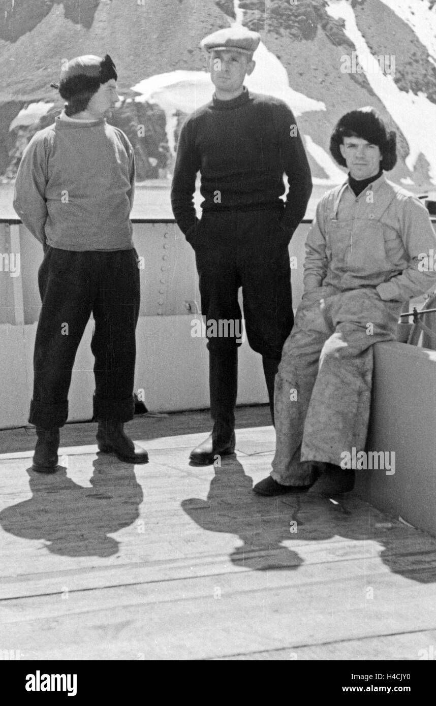 Männer der Besatzung des Fabrikschiffes «Jan Wellem' der deutschen Walfangflotte bei einer Pause, 1930er Jahre. Membres de l'équipage du navire-usine 'Jan Wellem' de la chasse allemande flotte ayant une pause, 1930 Banque D'Images