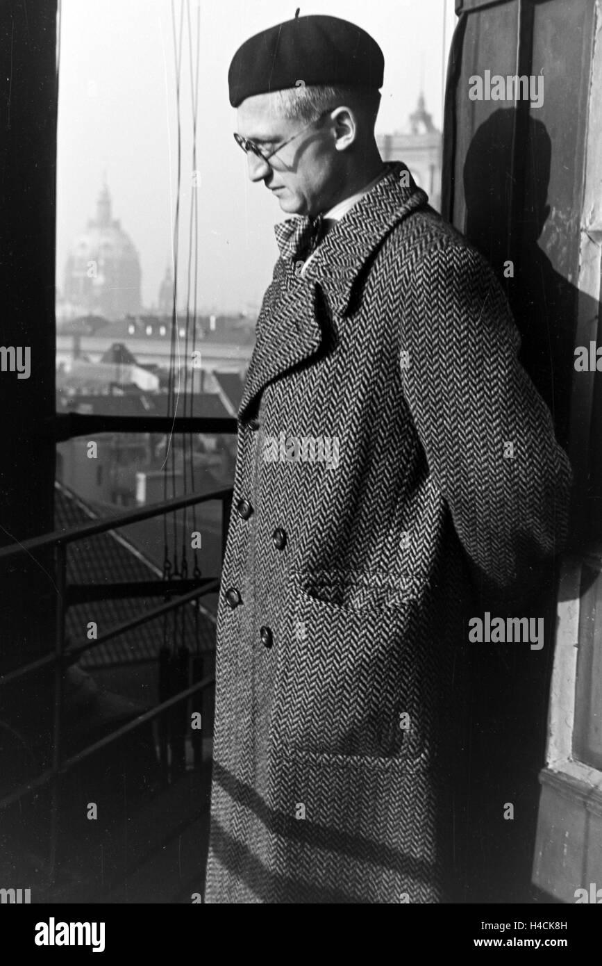 Wilhelm Bender, le carillonneur und der Organiste - Glockenspieler - auf dem Turm der Parochialkirche à Berlin, Deutschland 1930er Jahre. Wilhelm Bender, carillonneur et organiste sur le beffroi de l'église à Parochialkirche Berlin, Allemagne 1930 Banque D'Images
