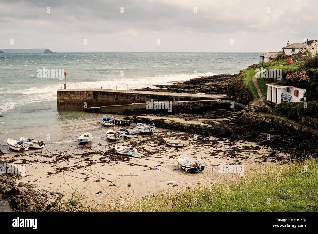 Bateaux amarrés dans le petit port à Portscatho, Roseland Peninsula, Cornwall, Angleterre, Royaume-Uni Banque D'Images