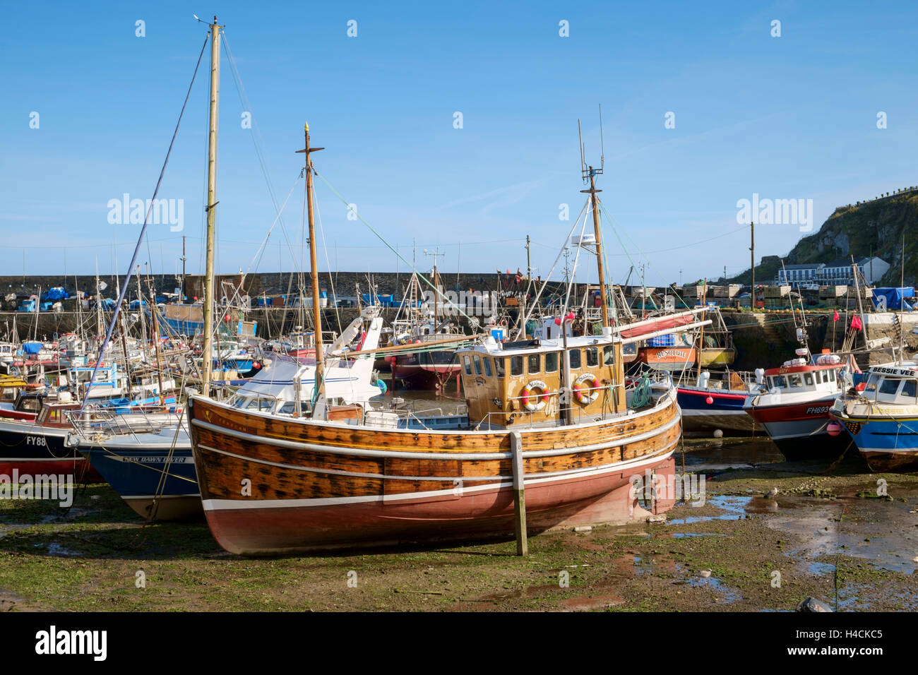 Mevagissey port et bateaux de pêche dans le port, Cornwall, England, UK Banque D'Images