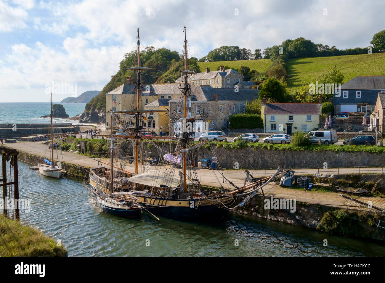 Port de Charlestown, Cornwall, UK avec de grands navires amarrés dans le port Banque D'Images