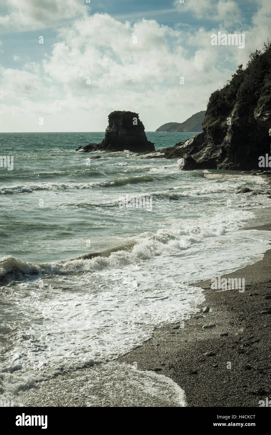 Promontoire rocheux avec des vagues sur le South West Coast Path près de St Austell, Cornwall, Angleterre Royaume-Uni Banque D'Images