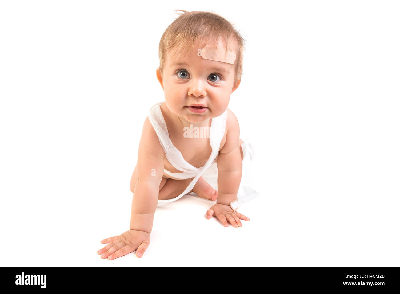 Mignon Bébé Garçon jouant avec des bandages Banque D'Images