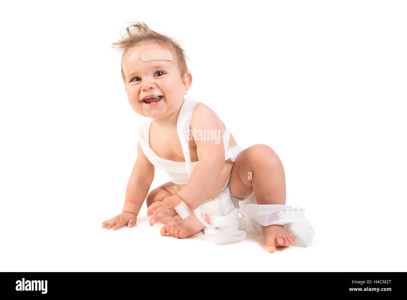 Mignon Bébé Garçon jouant avec des bandages dans une trousse de premiers soins Banque D'Images