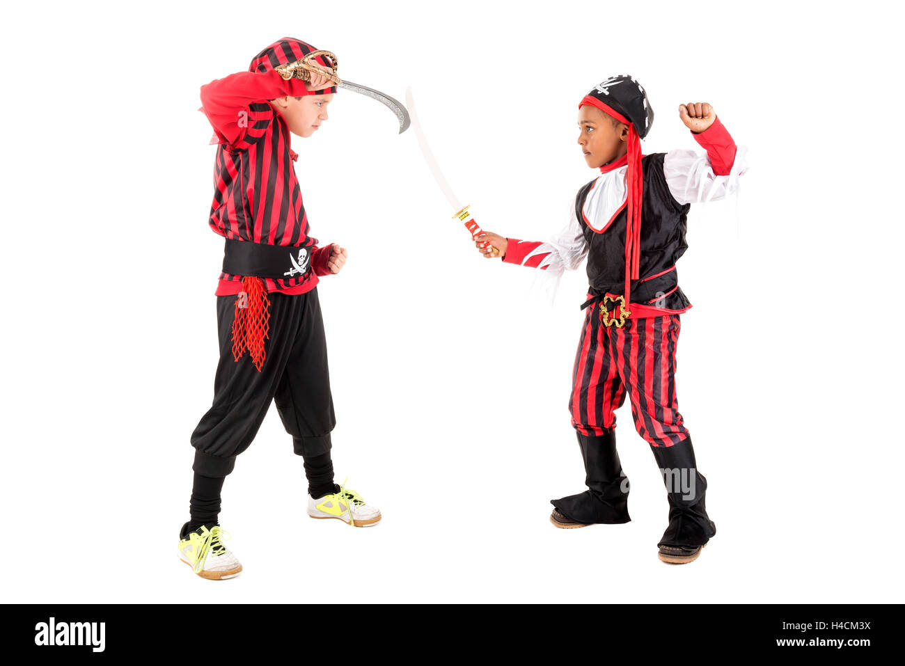 Les jeunes garçons en costumes pirate pour Halloween Banque D'Images