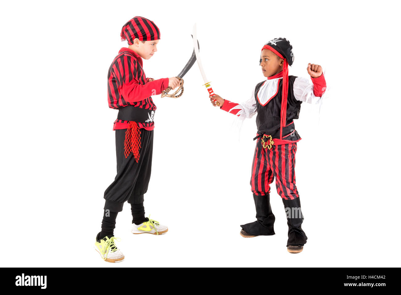 Les jeunes garçons en costumes pirate pour Halloween Banque D'Images