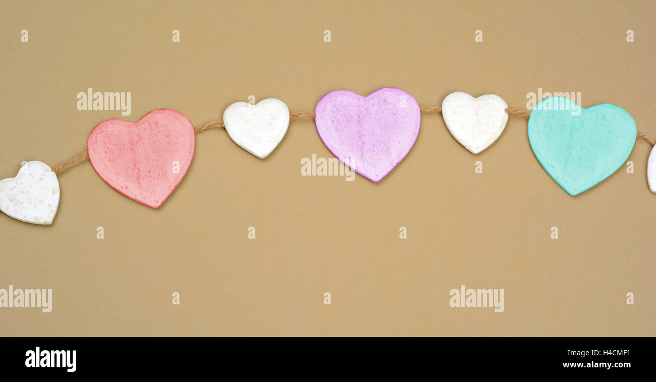 Une ligne de coeurs colorés - Valentine Day Concept. Banque D'Images