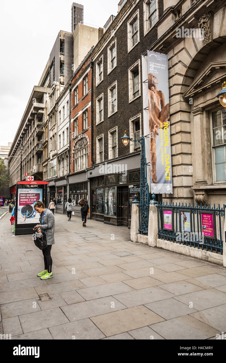 Vue de la rangée de bâtiments Victoriens sur le Strand, administré par le King's College de Londres qui devaient être démolis mais maintenant enregistré Banque D'Images