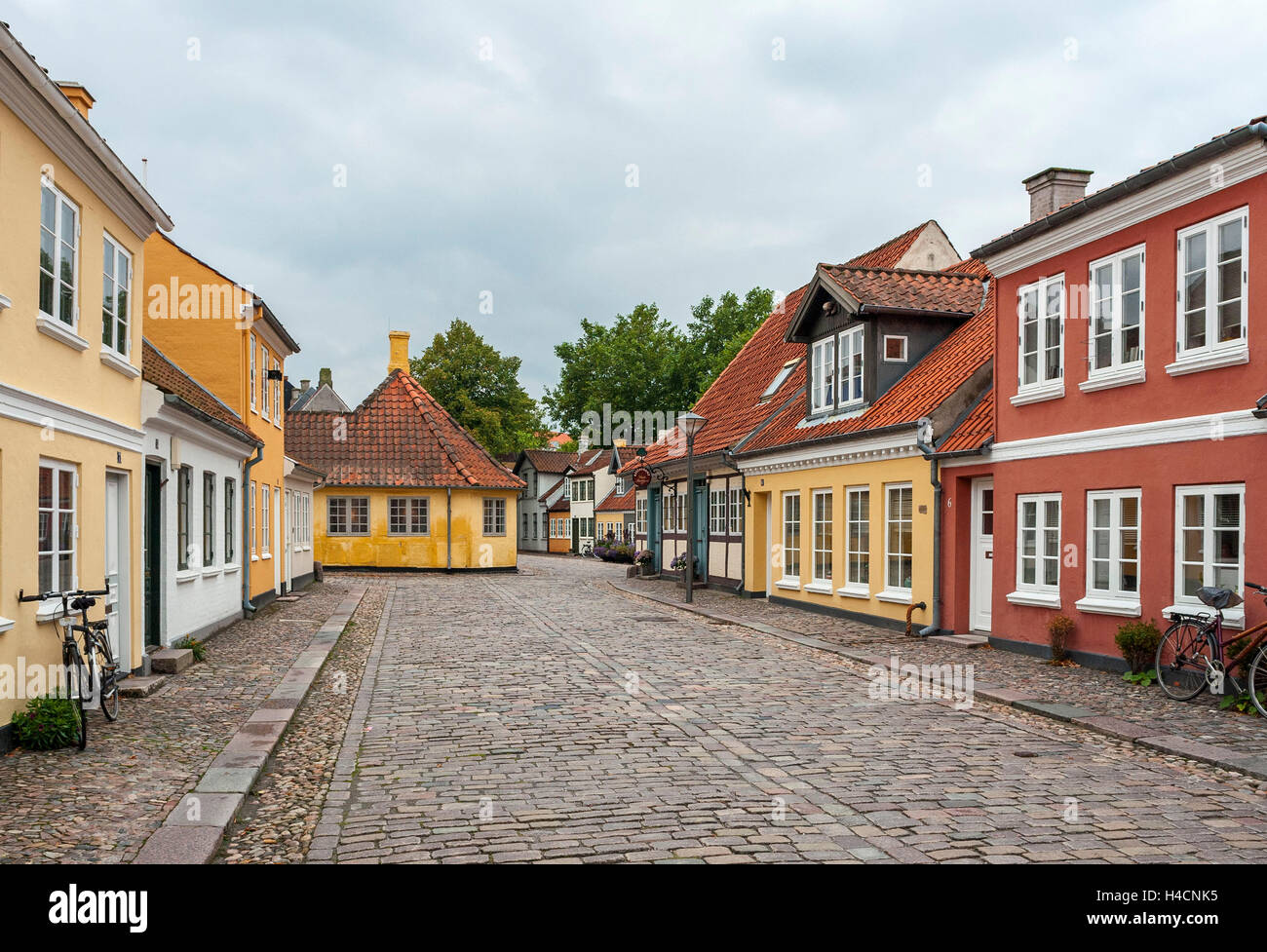 Le Danemark, l'île de Fyn / Fünen, Odense / Ottensee Ramsherredstrasse avec berceau, Hans Christian Andersen à la fin de la rue, aujourd'hui musée, Banque D'Images