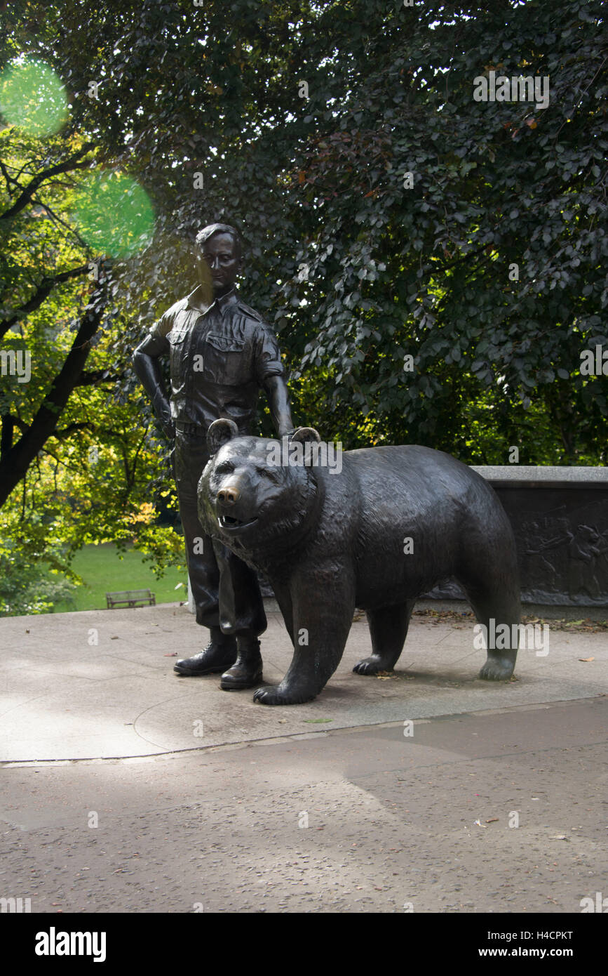 Edimbourg, Ecosse. Une statue immortalisant un ours buveurs de bière qui a vu l'action dans la seconde guerre mondiale dans l'Edinburgh Princes Street G Banque D'Images