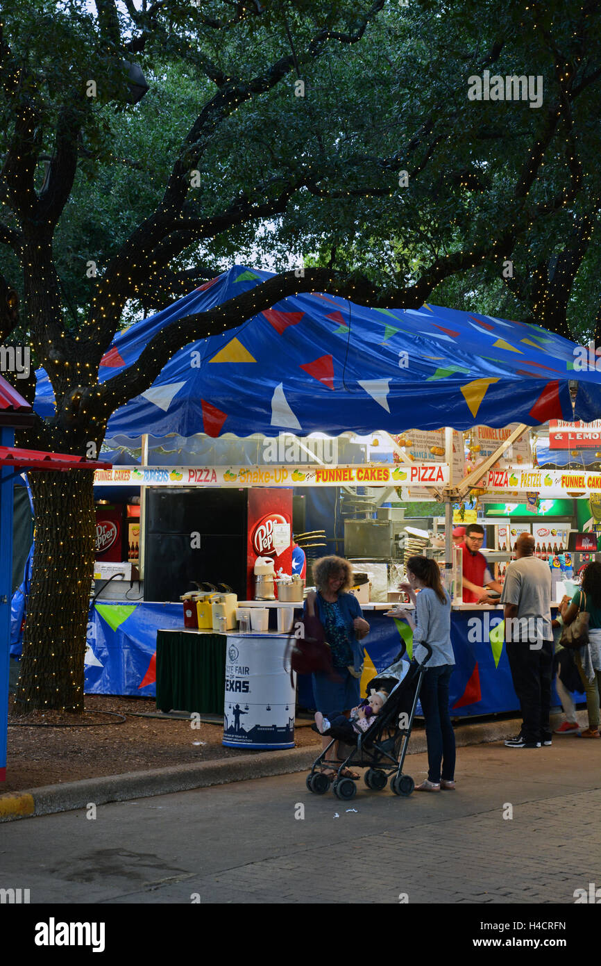 Vente de concessions une variété d'aliments frits, y compris fried gélifient-O balles, pendant la Foire de l'État du Texas de 2016. Banque D'Images