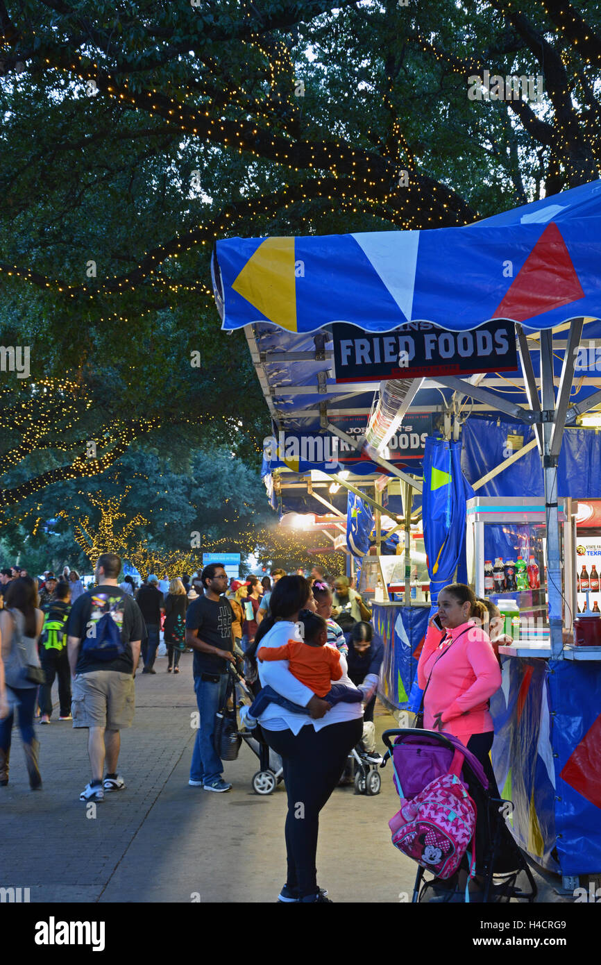 Vente de concessions une variété d'aliments frits, y compris fried gélifient-O balles, pendant la Foire de l'État du Texas de 2016. Banque D'Images