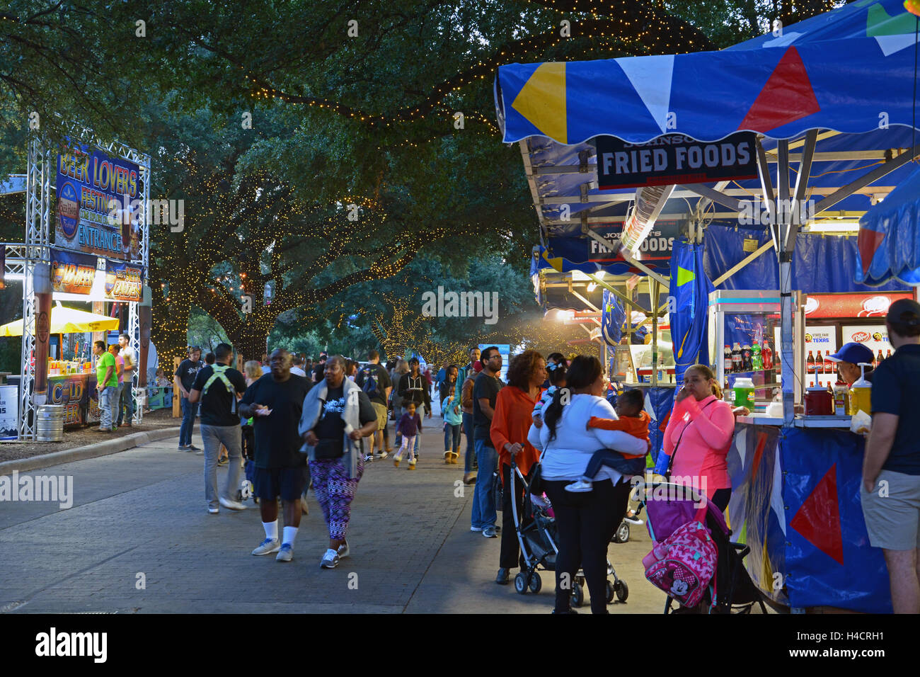 Vente de concessions une variété d'aliments frits, y compris fried gélifient-O balles, pendant la Foire de l'État du Texas de 2016. Banque D'Images