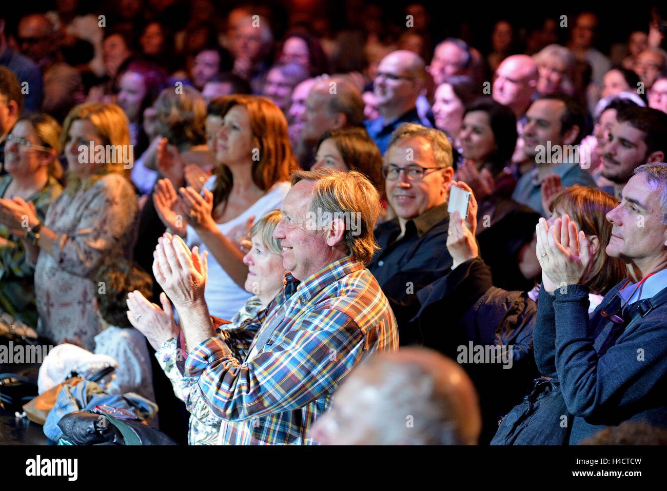Barcelone - APR 16 : spectateurs applaudir dans un concert à Luz de Gas, le 16 avril 2015 à Barcelone, Espagne. Banque D'Images