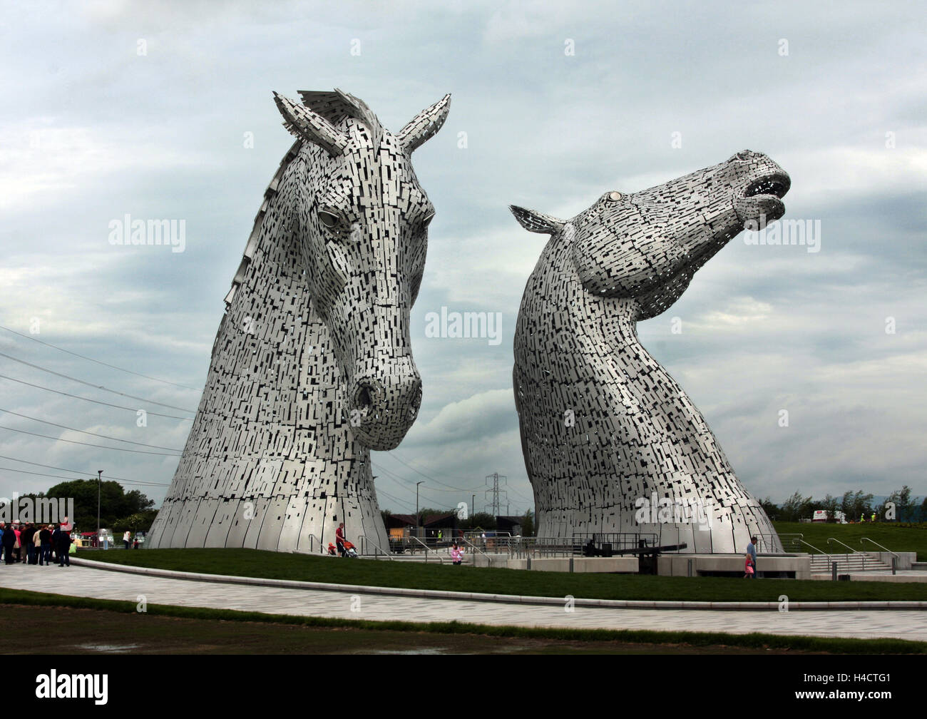 L'énorme cheval à Kelpie sculptures Helix Park à Falkirk en Écosse. Ils sont l'oeuvre d'Andy Scott. Banque D'Images
