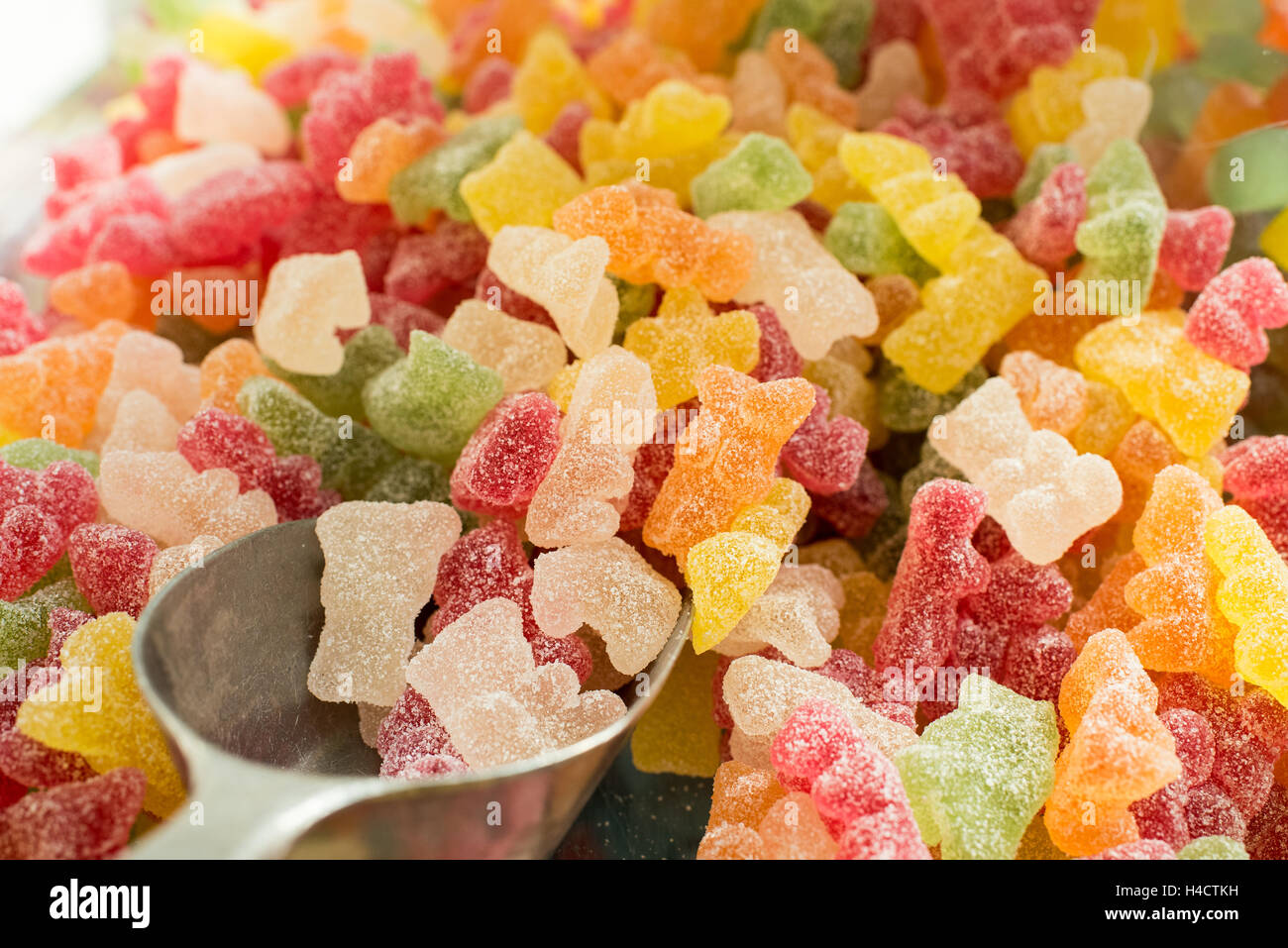 Arrière-plan de sweet jelly ours gummi avec cuillère Banque D'Images