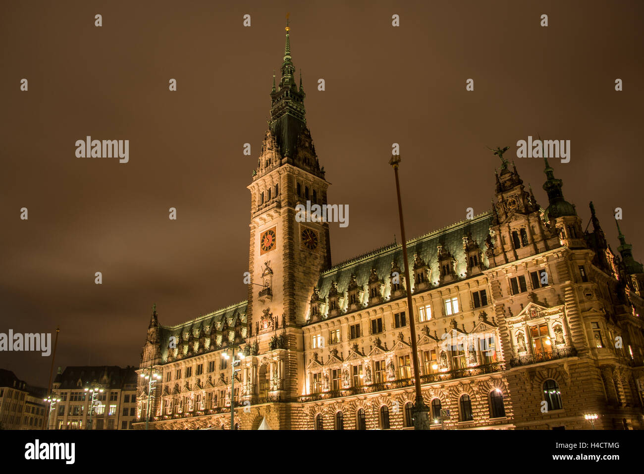 Hôtel de ville de Hambourg est éclairée la nuit Banque D'Images