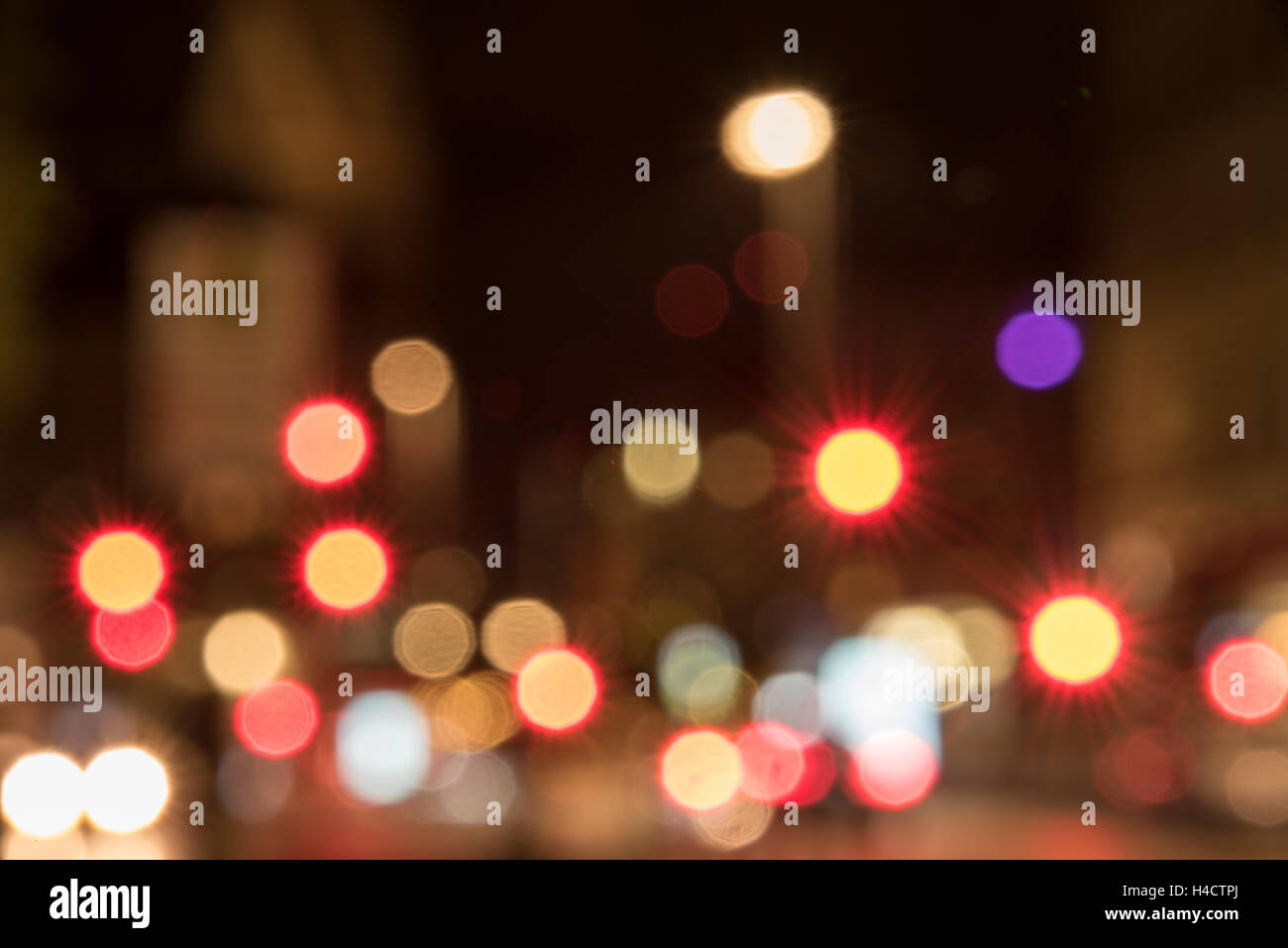 Bokeh couleur de feux de circulation dans la ville Banque D'Images