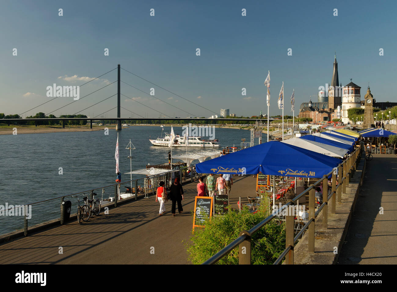 La rive du Rhin, promenade dans la vieille ville avec la partie supérieure du pont de porc fumé, de l'Allemagne, en Rhénanie du Nord-Westphalie, Dusseldorf Banque D'Images