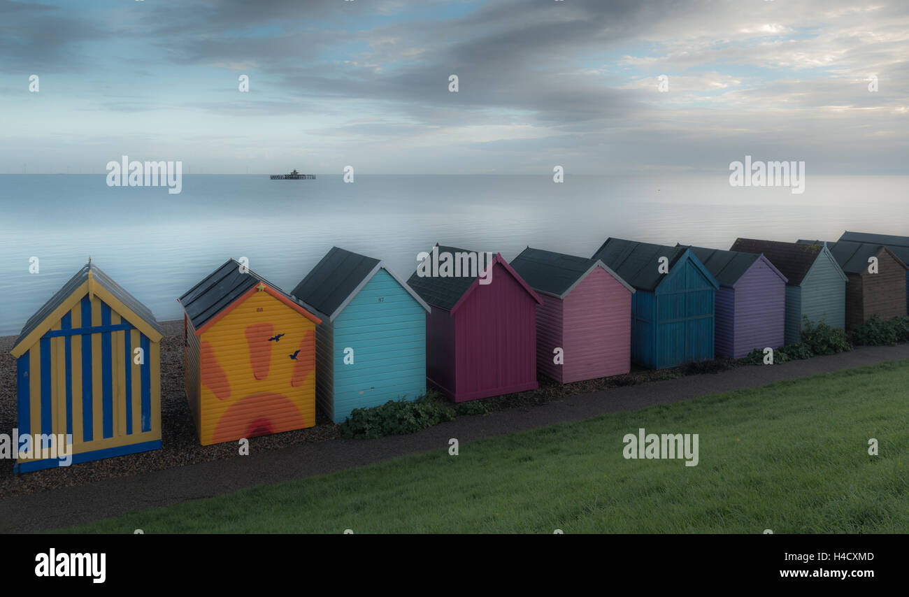 Au bord de plage hits sur Herne Bay dans le Kent Banque D'Images