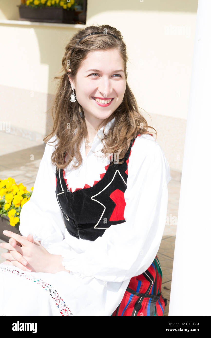 Jeune femme en costume traditionnel de la Hongrie, Budapest, Hongrie, Europe Banque D'Images