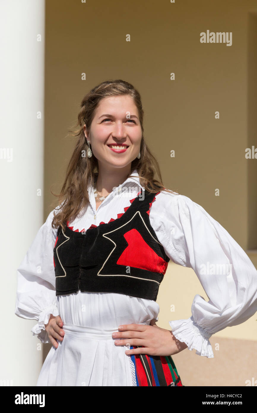 Jeune femme en costume traditionnel de la Hongrie, Budapest, Hongrie, Europe Banque D'Images