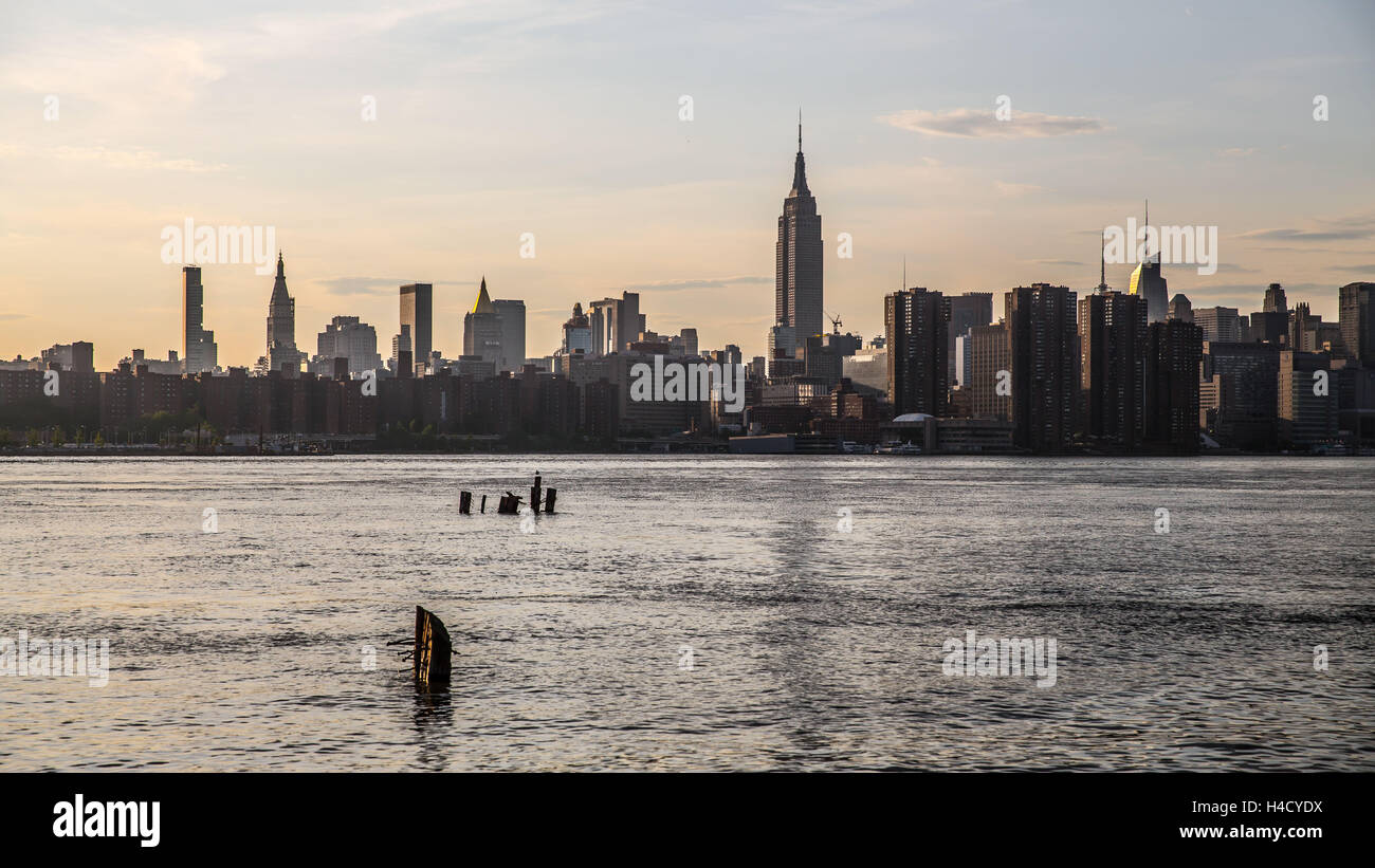 L'Amérique, USA, New York, Skyline, Empire State Building, vu depuis l'eau Banque D'Images