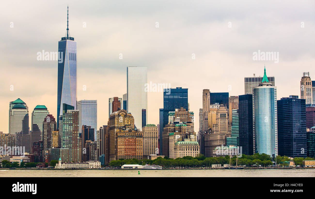 L'Amérique, USA, New York, Skyline, des gratte-ciel comme vu du ferry de Staten Islande Banque D'Images