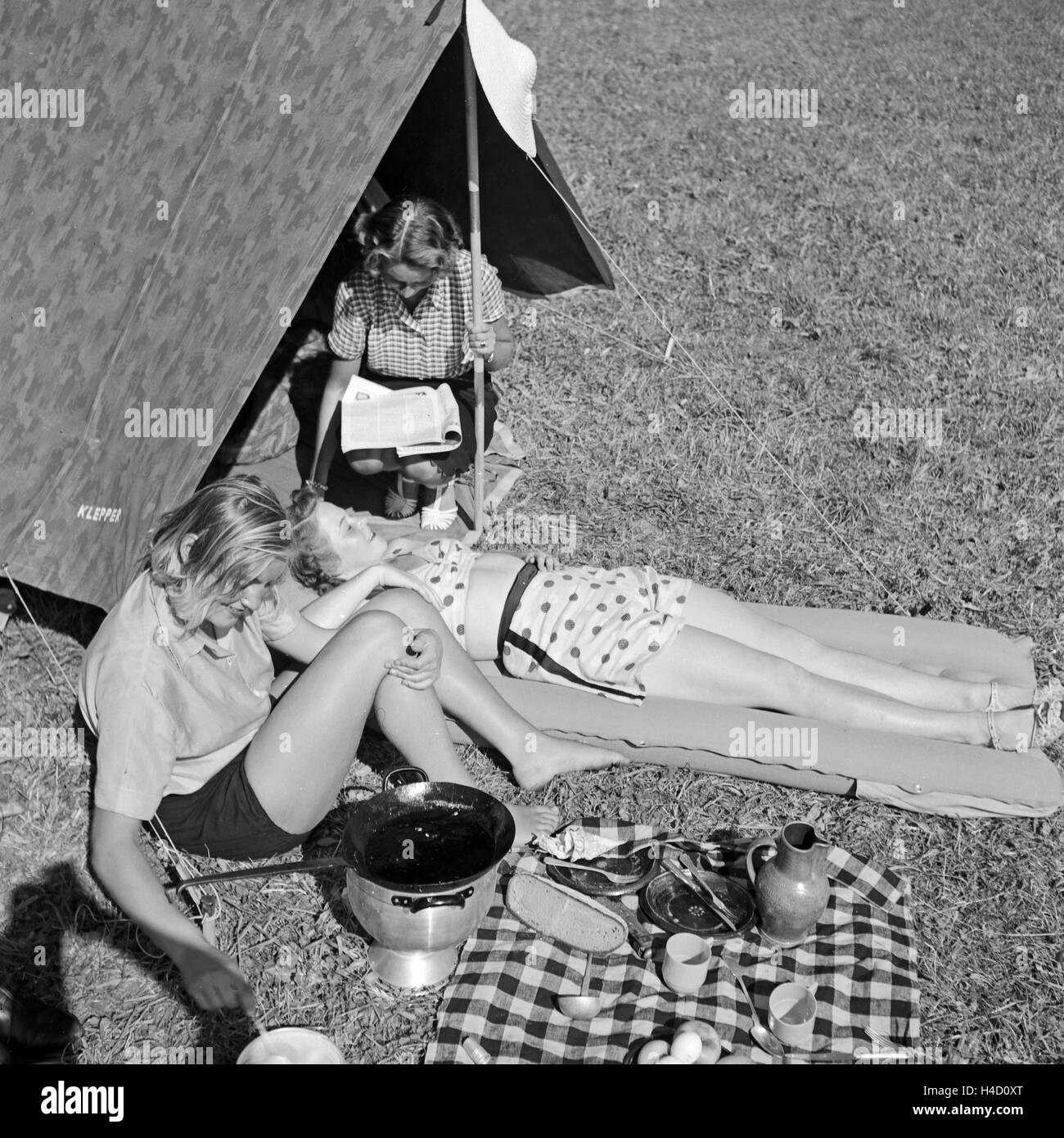 Drei junge Frauen vor dem Klepper Zelt und mit dem Koffergrammofon  Electrola, Deutschland 1930 er Jahre. Trois jeunes femmes avec une tente et  un gramophone portable, Allemagne 1930 Photo Stock - Alamy