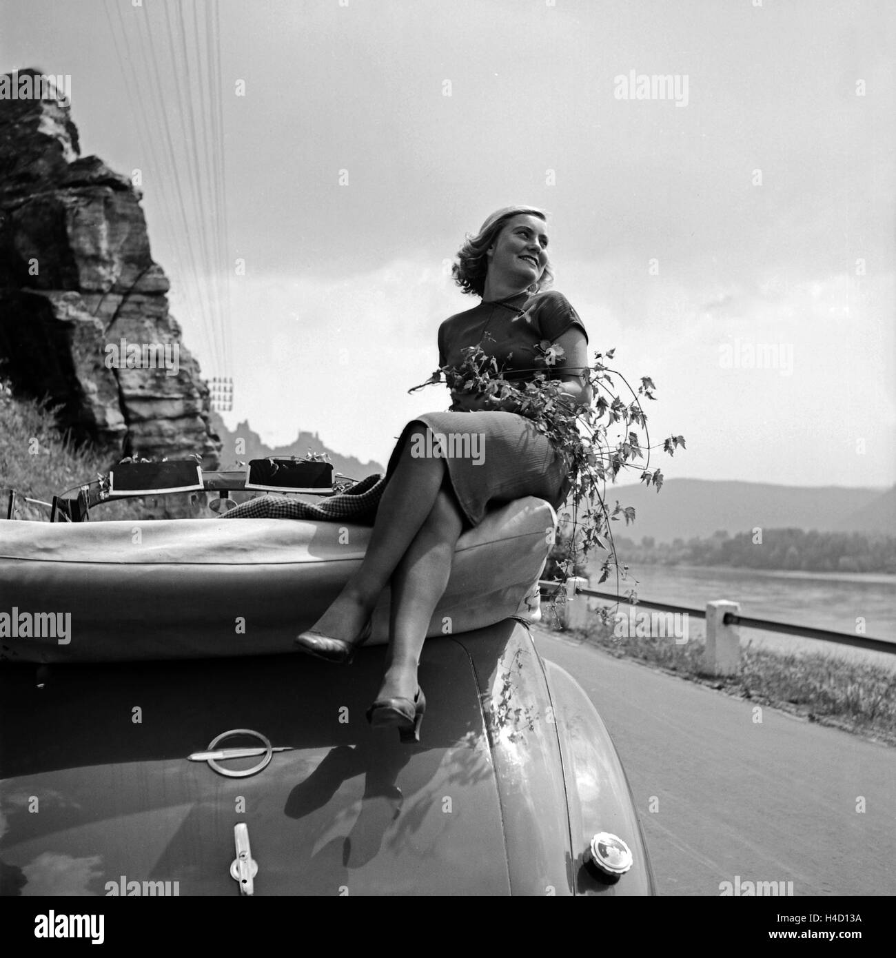 Eine Junge Frau Mit Ein Paar Zweigen Sitzt Auf Dem Faltdach Von Opel Cabrio Osterreich 1930 Er Jahre Une Jeune Femme Avec Lop Sur Le Toit Escamotable D Une Opel Cabriolet Autriche 1930