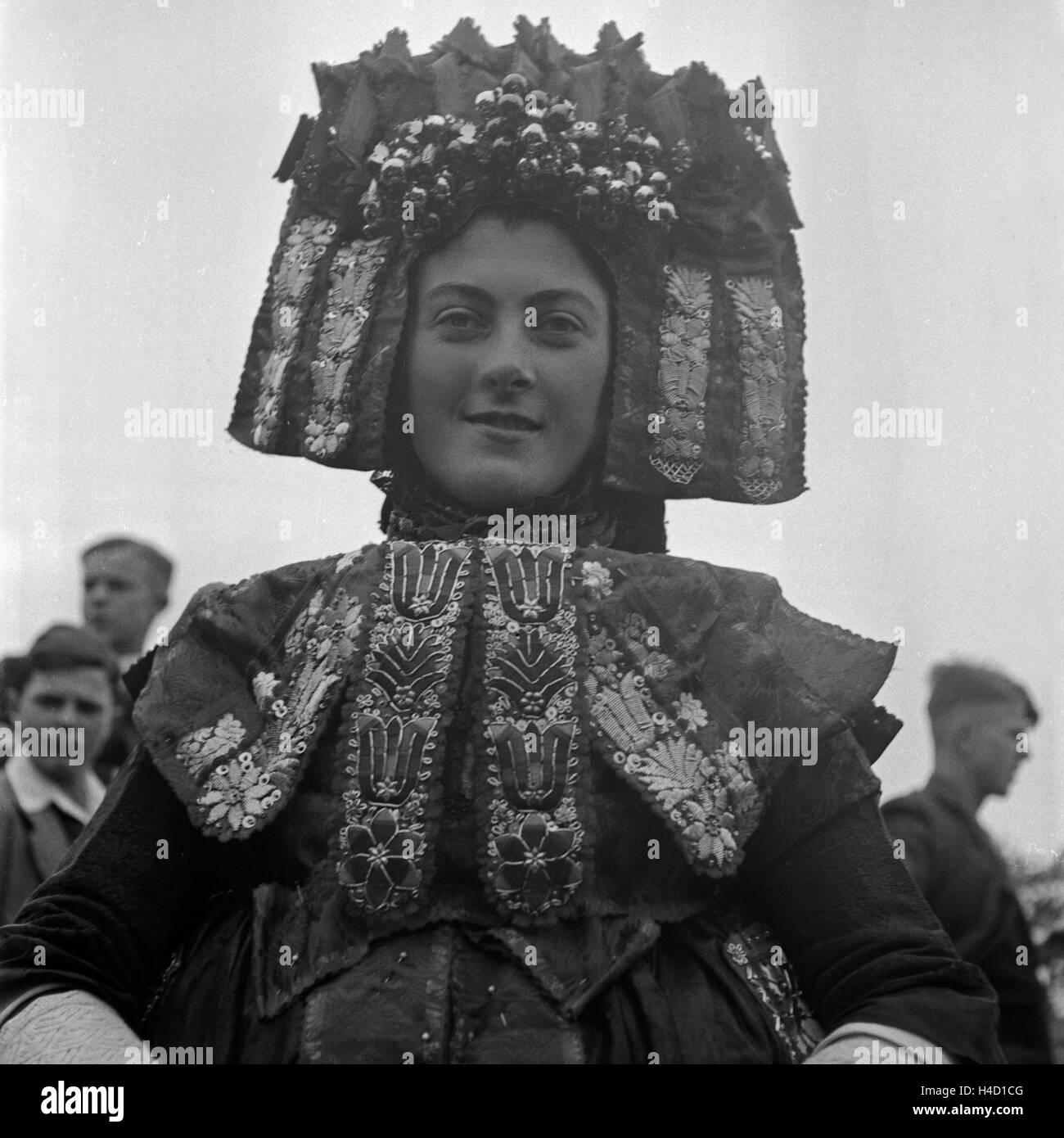 Braut von Hochzeitspaares Trachtenumzug dans un westhessischen der Tracht der Schwalm, Deutschland 1930er Jahre. La mariée d'un couple de mariés sur une procession portant l'ouest de la matrice Hessienne, Schwalm Allemagne 1930. Banque D'Images