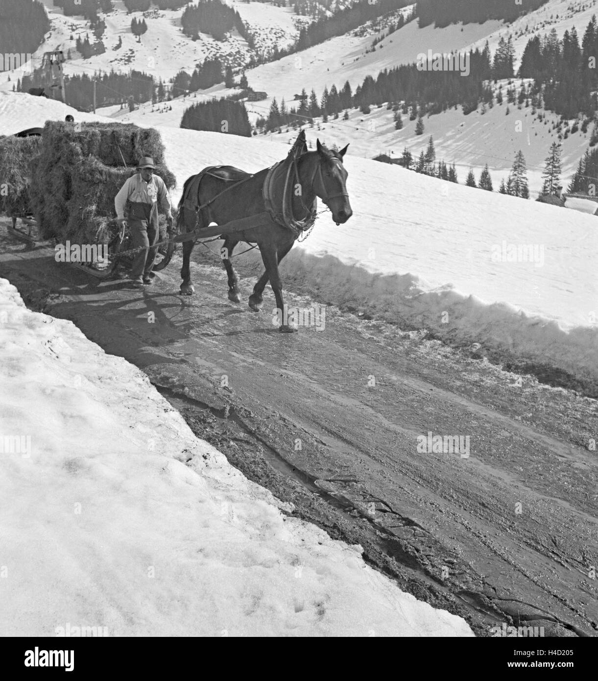Ein Ausflug à ein Skigebiet in Bayern, Deutsches Reich 1930er Jahre. Un voyage d'une région de ski en Bavière, Allemagne, 1930. Banque D'Images