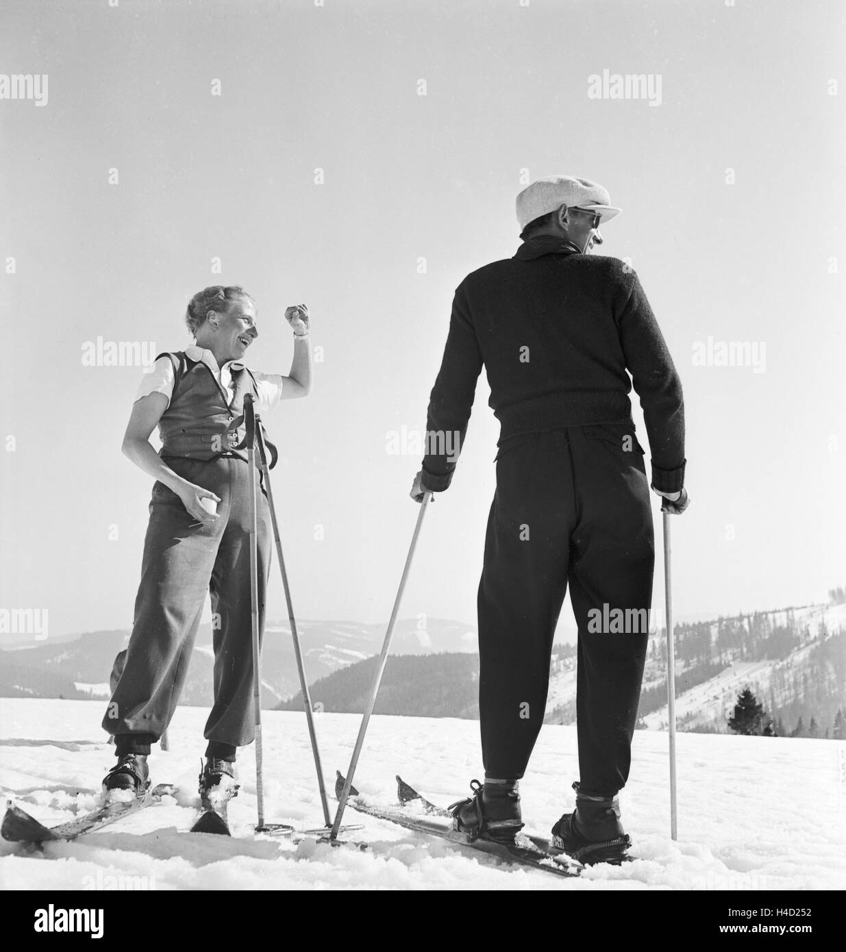 Ein Ausflug in das Skigebiet Reheberg im Erzgebirge, Deutsches Reich 1930er Jahre. Une excursion à la région de ski dans les montagnes Reheberg Erz, Allemagne 1930. Banque D'Images
