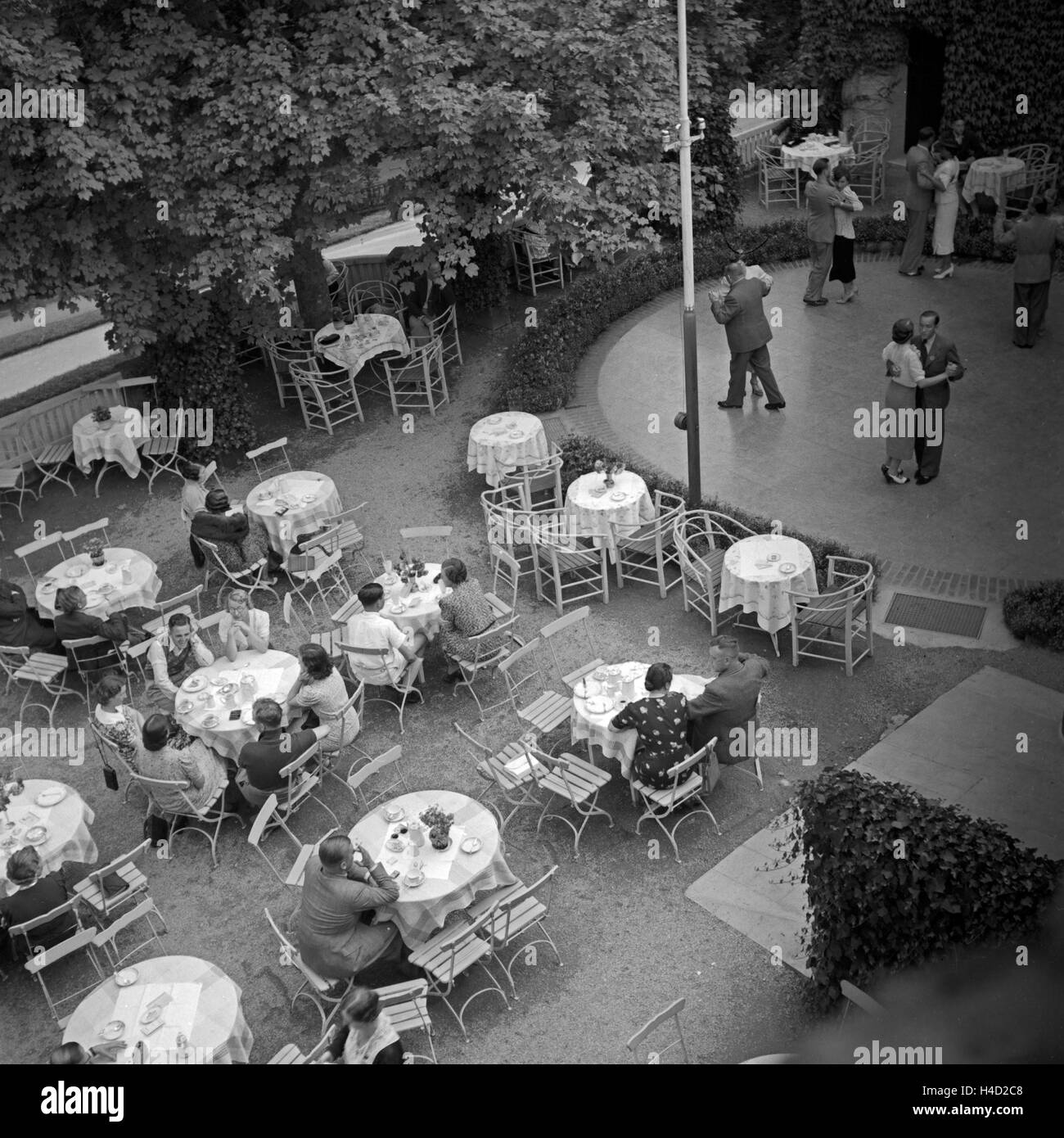 Außengastronomie mit einer Tische Tanzfläche dans Wildbad im Schwarzwald, Deutschland 1930 er Jahre. Des tables d'une gastronomie et dancefloor à Wildbad en Forêt Noire, Allemagne 1930. Banque D'Images