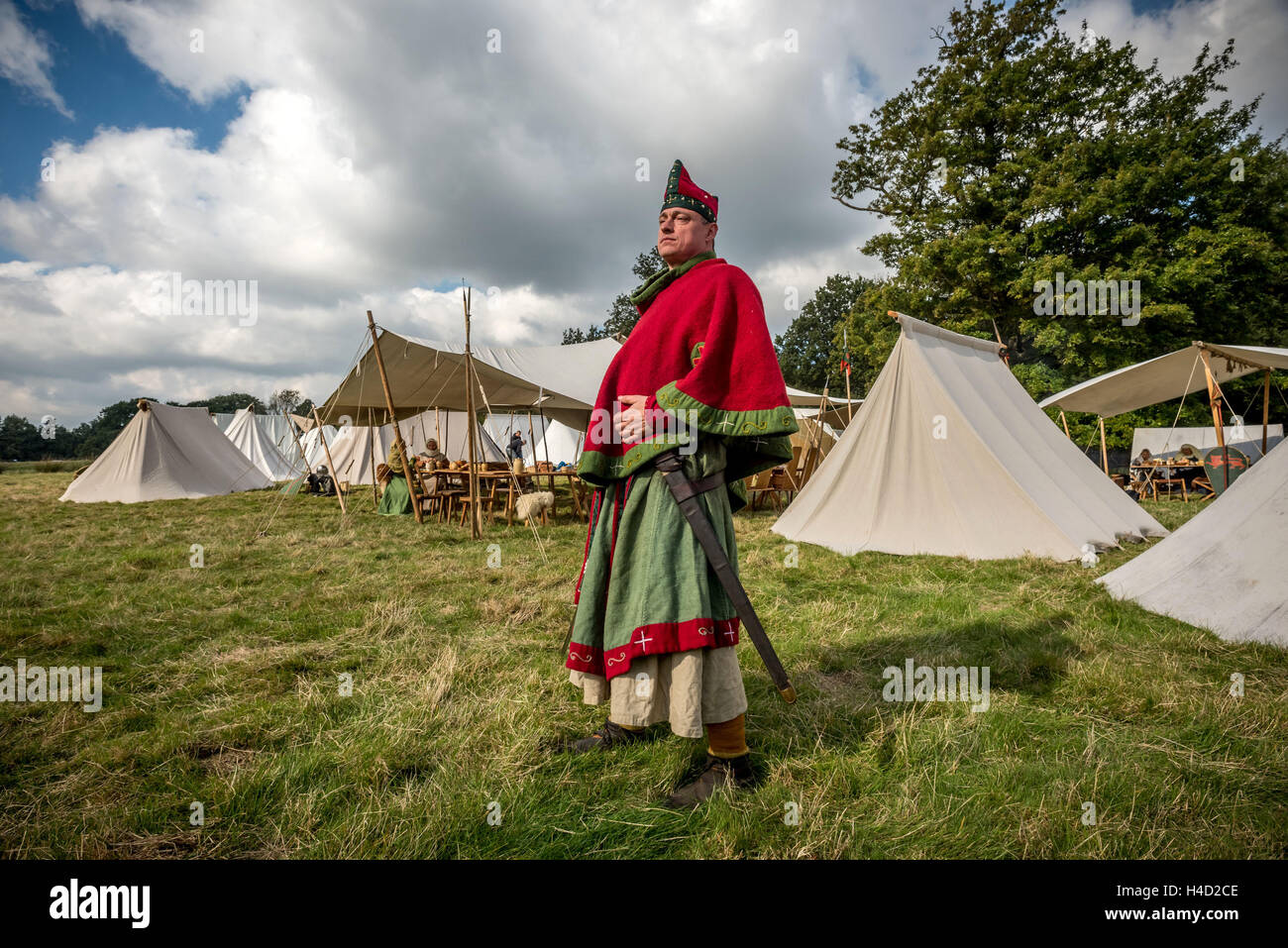 Les temps, les préparatifs pour le week-end, bataille de Hastings, re-enactment, Valentine pièce faible : Georg, vêtu comme un évêque de Banque D'Images