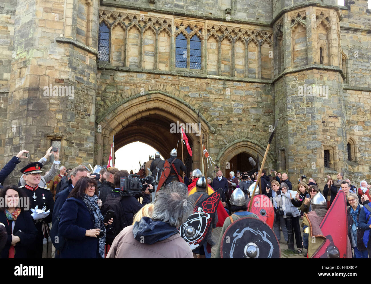 Un groupe d'interprètes historiques arrivent dans la bataille, près de Hastings, terminant leur 300 milles de traversée du pays dans l'East Sussex ville où la bataille de Hastings a eu lieu il y a 950 ans. Banque D'Images