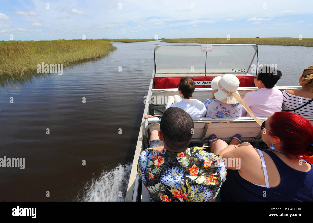 EVERGLADES, Florida, USA - 30 avril 2016 : les touristes sur une excursion en bateau à travers les marais des Everglades en Floride Banque D'Images