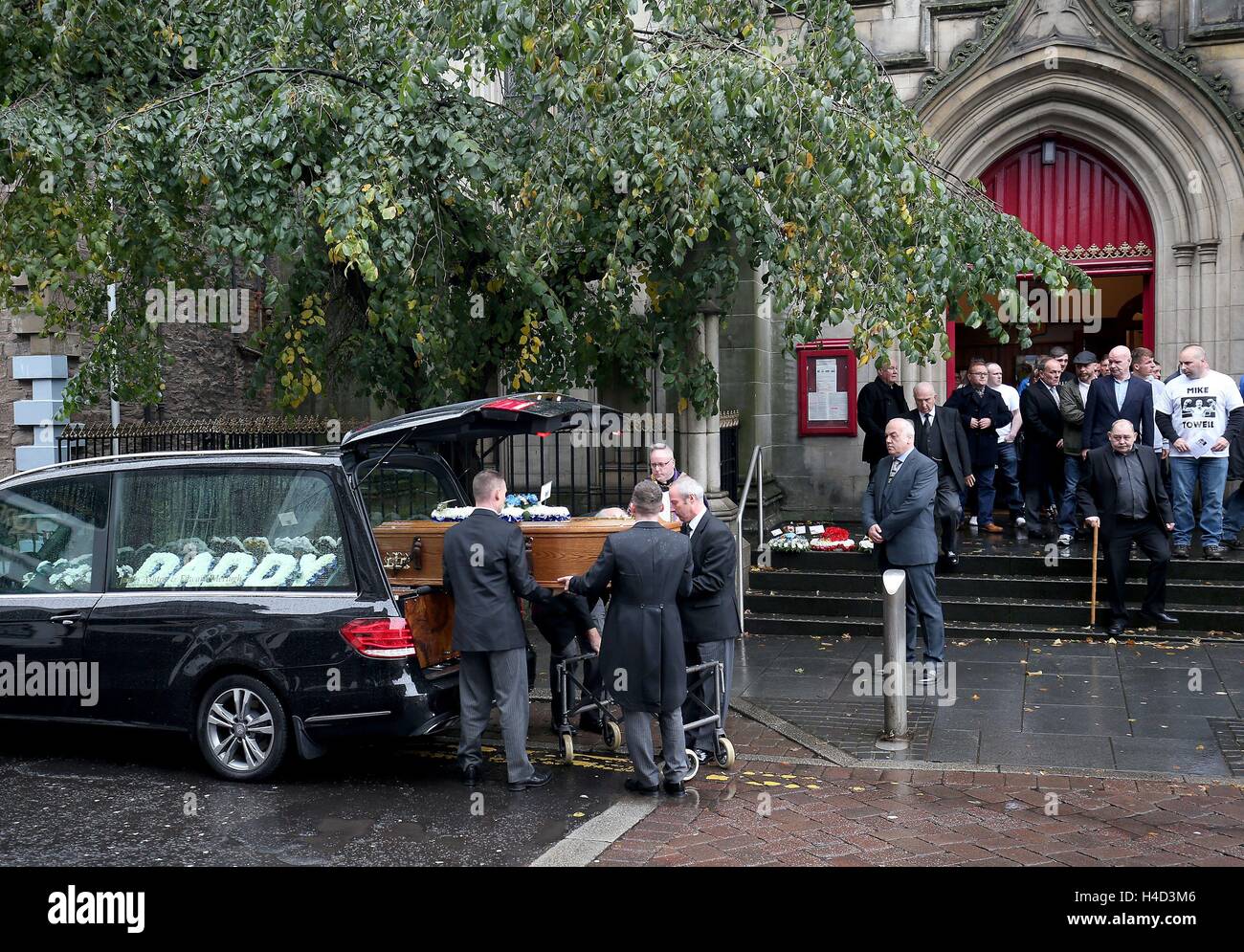 Le cercueil de serviette Mike boxer arrive pour les funérailles au St Andrew's Cathedral, Dundee. Banque D'Images